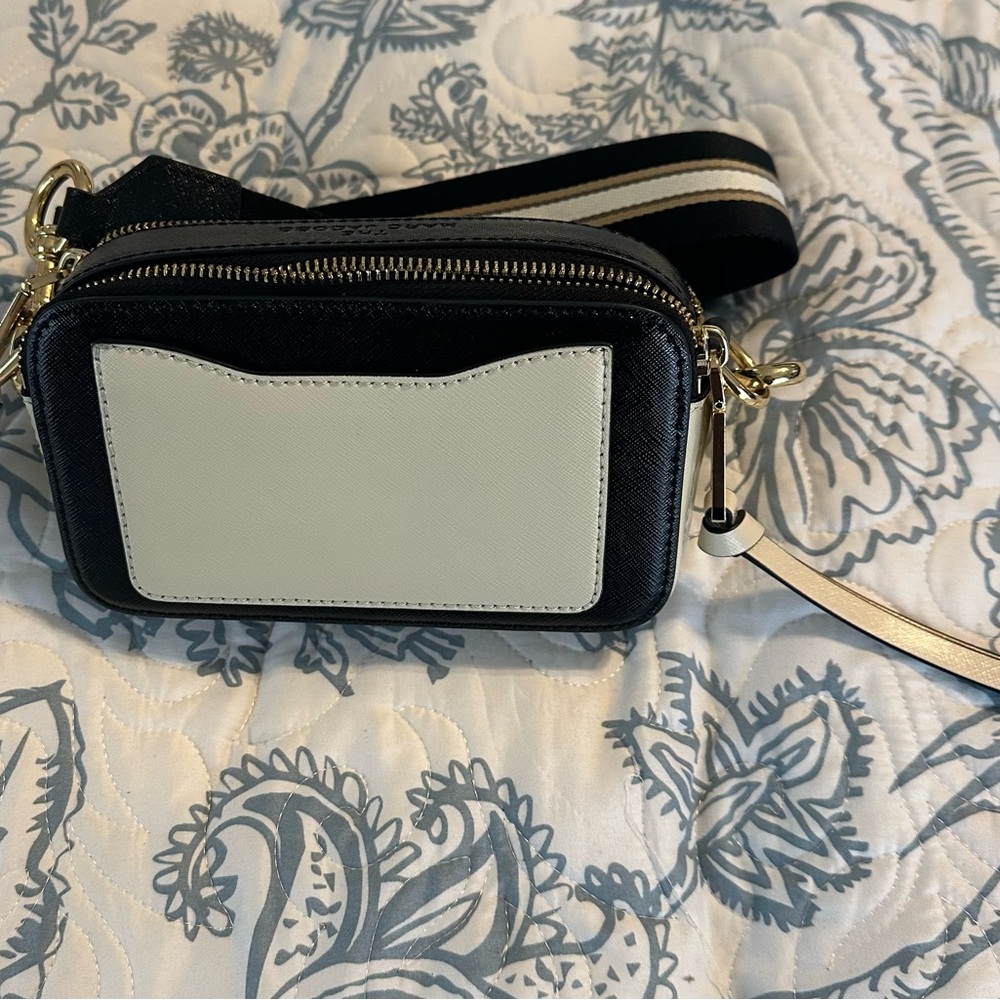 Marc Jacobs Cream Leather Snapshot Crossbody with Branded Strap - Picture 2 of 4